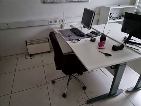 Hæve-/sænkebord, kontorstol og computerskærm, LG L222WSS