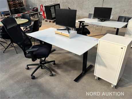 Hævesænkebord, kontorstol og PC skærm