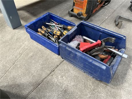 2 kasser med værktøjer