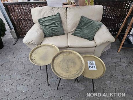 2 pers. sofa samt 3 stk. borde