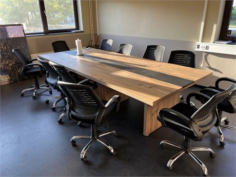 Stort konferencebord i trælook inkl. 11 stole