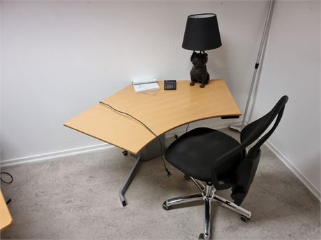 Hjørne hæve-/sænkebord samt kontorstol og lampe