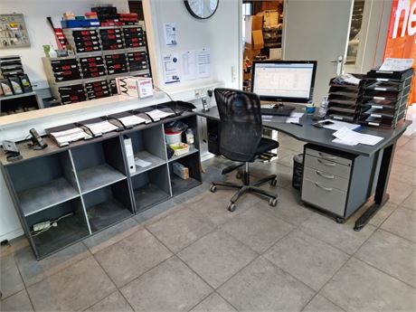 Elektronisk hæve-/sænkebord samt skuffesektion og kontorstol