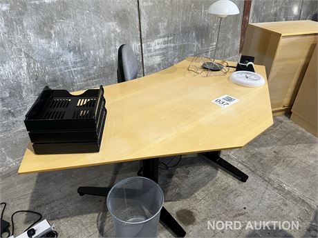Hævesænke skrivebord + stol og lampe