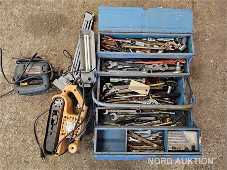Værktøjskasse med indhold samt stiksav og båndsliber