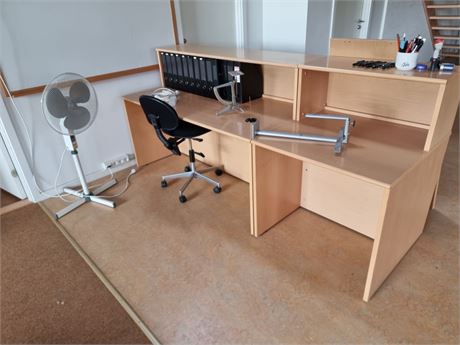 2 stk. skriveborde samt kontorstol, ventilator og vægt