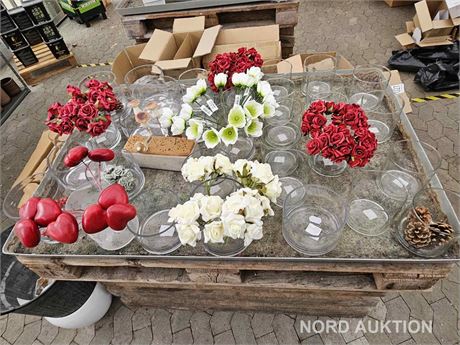 Bakke med dekorationsartikler, glasvaser og kunstige blomster