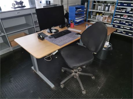 Hæve-/sænkebord, kontorstol, computerskærm