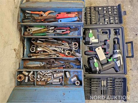 Værktøjskasse med indhold og akku skruemaskine