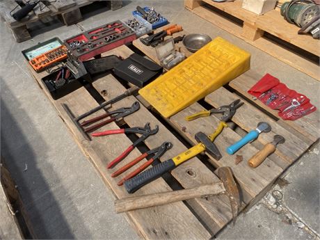 Forskellige værktøjer, hammer, papegøjetænger, bor, topnøgler