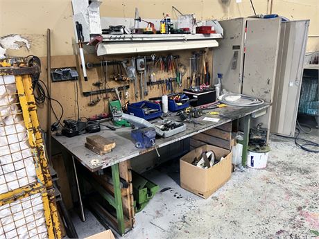 Arbejdsbord med skruestik og værktøjer