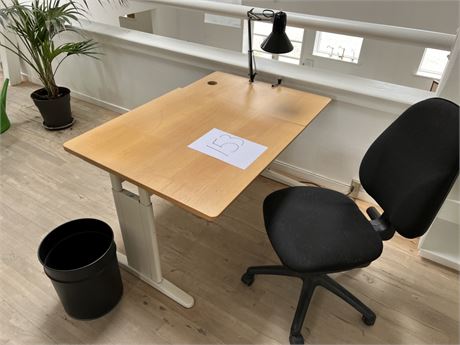 Arbejdsplads, manuel hæve-sænkebord, stol, lampe og skraldespand