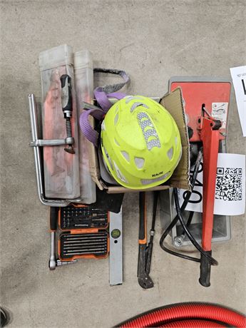 Blandet værktøj, bl.a. rørtang, bits, sikerhedshjelme
