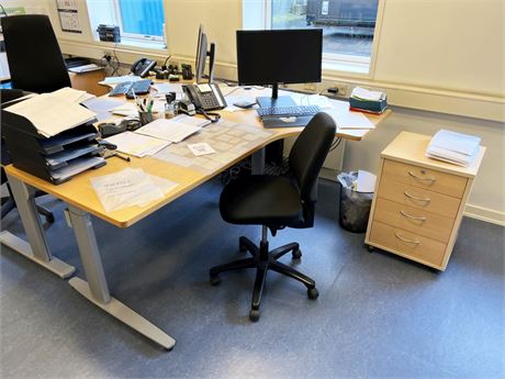 Arbejdsplads, skrivebord, 1 stol, skærm