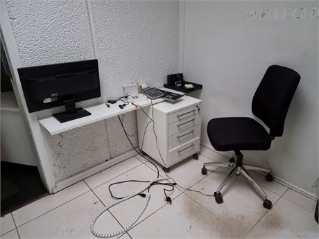 Computerskærn, SAMSUNG V246HL, kontorstol og skuffeksektion