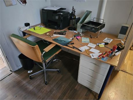 Skrivebord, kontorstol samt printer