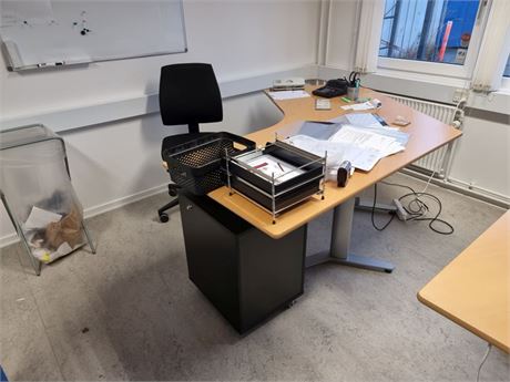 Hæve-/sænkebord, kontorstol og whiteboardtavle