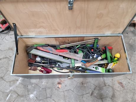 Opbevaringskasse med blandet værktøj