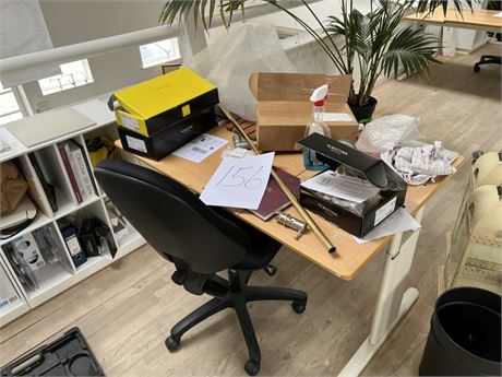 Arbejdsplads, manuel hæve-sænkebord, stol og skraldespand
