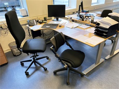 Arbejdsplads, skrivebord, 2 stole, skærm