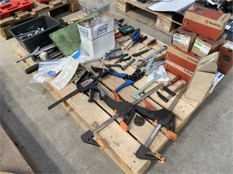 Forskellige værktøjer, topnøgler, hammer, tænger m.m.