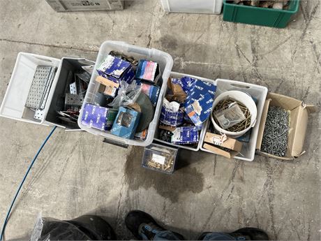 Kasser med skruer, rawplugs og beslag