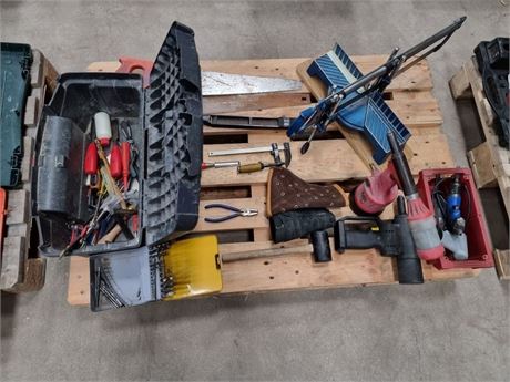 Værktøjskasse med blandet værktøj m.m.