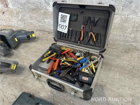 Kuffert med diverse værktøjer