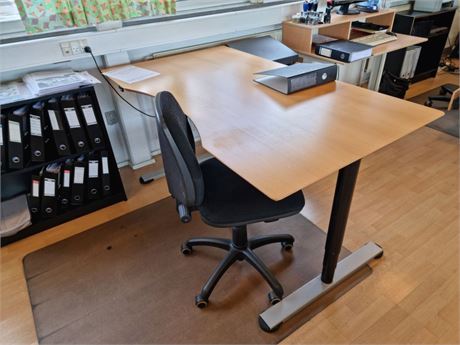 Elektronisk hæve-/sænkebord samt kontorstol