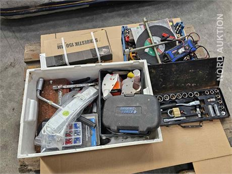 Blandet værktøj bl.a. ubrugt skruestik, batterilader m.m.