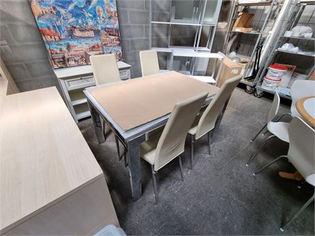 Spisebord med glasplade og tillægsplade og 4 stole