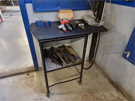 Rullebord med indhold i nederste rum og værkstedstavle