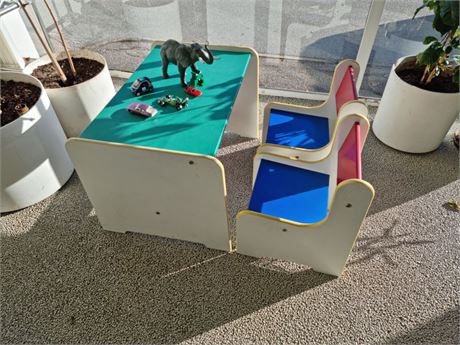 Legebord inkl. 2 stk. stole og legetøj på bord