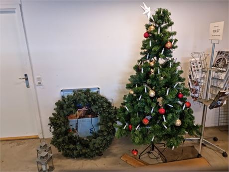 Plastik juletræ samt 2 stk. plastik julekranse