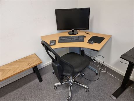Hjørne hæve-/sænkebord samt kontorstol
