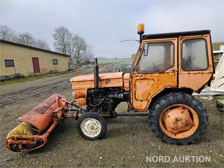 Traktor, FIAT 250 / 300  med kost