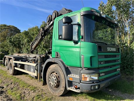 Scania 94G 6x2 med containerhejs og kran (momsfri)