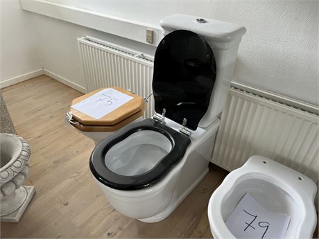 Gulvstående toilet m. sort sæde