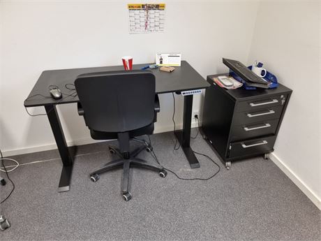 Hæve-/sænkebord, kontorstol samt skuffesektion