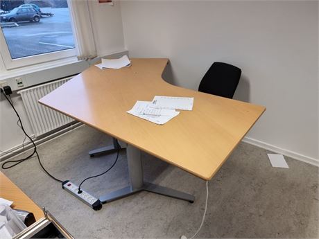 Hæve-/sænkebord og kontorstol