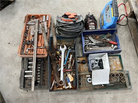 Blandet værktøjer i kasser