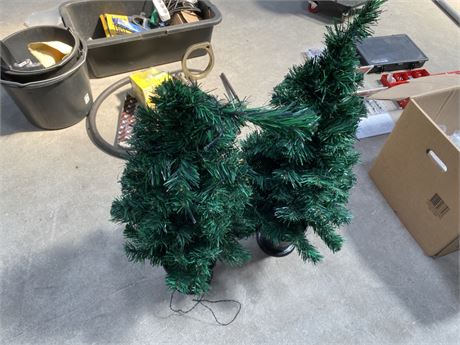 2 stk kunstige juletræer med lys