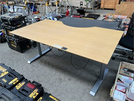 Hævesænkebord samt alm. skrivebord