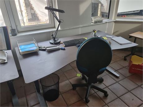 Hæve-/sænkebord med kontorstol og bordlampe