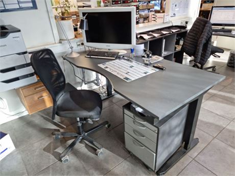 Elektronisk hæve-/sænkebord samt skuffesektion og kontorstol