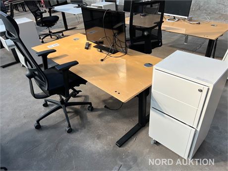 Hævesænkeboard, kontorstol, skærm